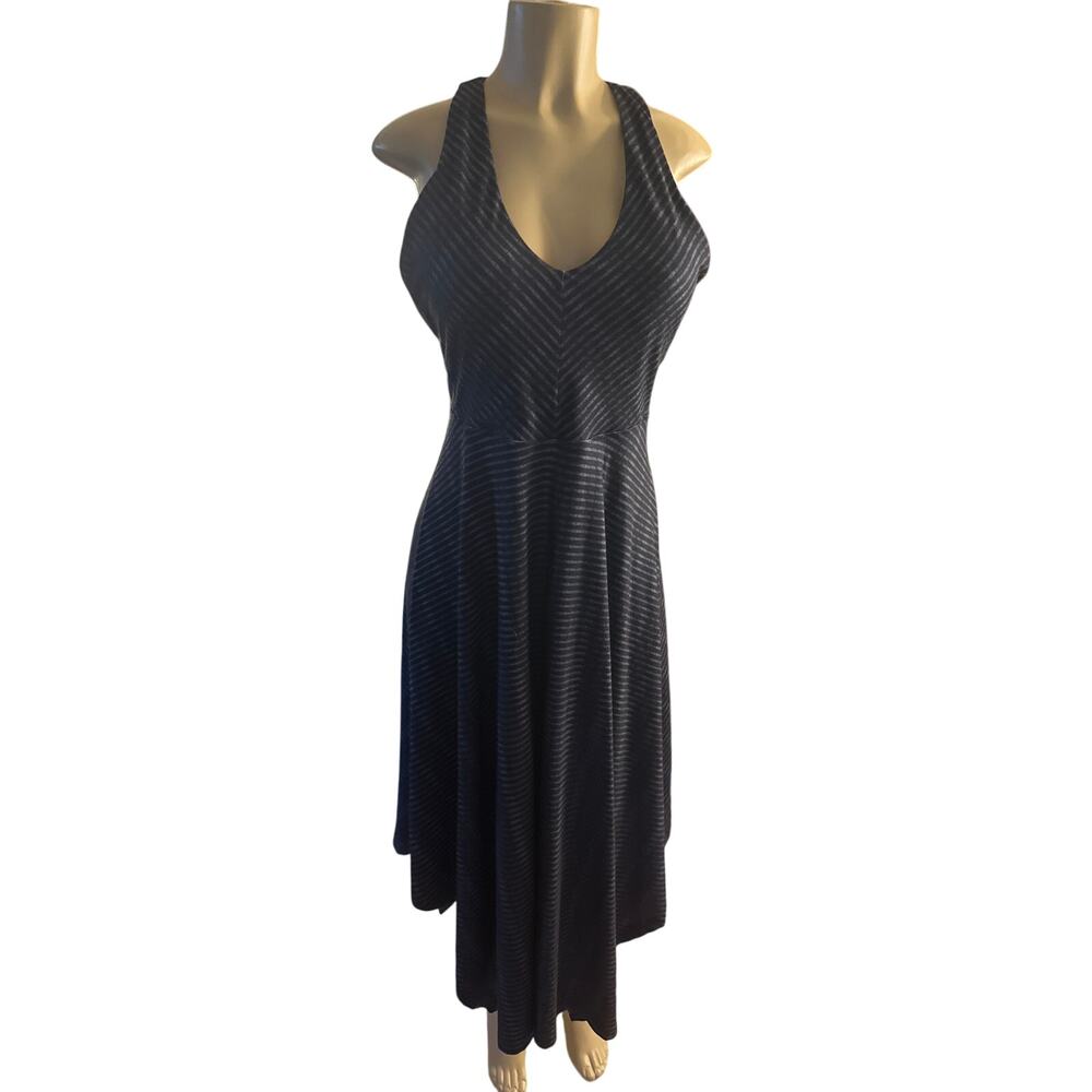Elegant Black Sleeveless Dress - Picture 2 of 7